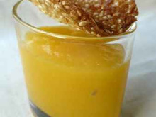 Crème de mangue et sa tuile de sésame à l'orange