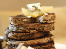 Blinis de sarrasin et Fourme d'Ambert, et poires pochées