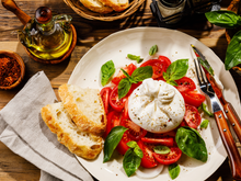 Miel, citron vert, fruits rouges : Cyril Lignac réinvente totalement la burrata pour les beaux jours, vous allez adorer !