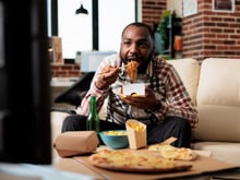 Journal télévisé, films, réseaux sociaux : manger devant les écrans est une mauvaise habitude pour notre santé