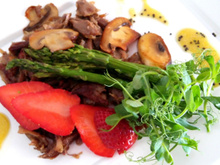 Salade tiède de confit de joues de porc