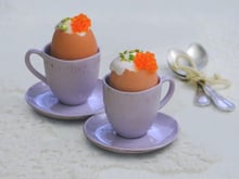 Œuf mollet, caviar rouge et pistaches grillées