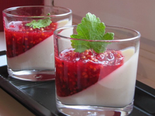 Panna cotta à la vanille et sa compotée de fruits rouges