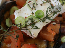 Papillotte d'aubergine, tomate, chèvre, miel et thym