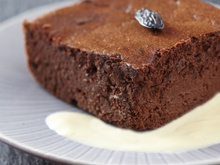 Gâteau au chocolat, crème anglaise à la fève Tonka