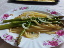 Spaghetti à la compotée d'oignons et asperges