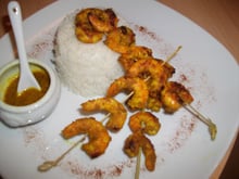 Crevettes sautées au colombo, brochette