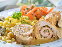 Roulés de poulet aux poireaux, jambon et petits légumes