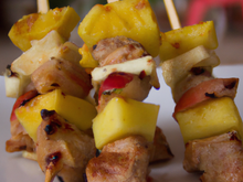 Brochette de porc, ananas et pomme