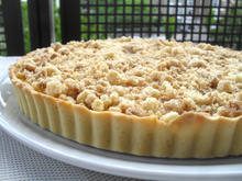 Tarte à la rhubarbe, à la crème anglaise et au crumble