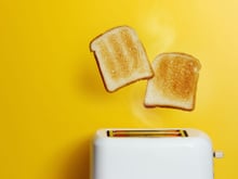 Est-ce une bonne idée de griller son pain au petit-déjeuner ? Ce médecin répond