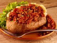 Plus rapide et facile à faire que des lasagnes, cette recette à base de pommes de terre est absolument parfaite pour l’hiver !