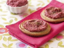 Blinis au sarrasin, crème de thon à la betterave