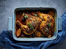 Cuisses de poulet rôties à la méditerranéenne : le plat unique parfait qui cuit tout seul