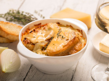 Connaissez-vous la soupe châtrée, une version savoyarde de la soupe à l’oignon avec de la tomme ?