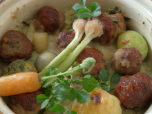 Crépinette de paleron, légumes printanier en pot au feu, copeaux de truffes