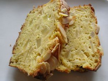 Une légère tronche de cake aux pommes et amandes