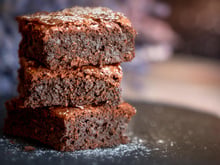 Ni gluten, ni lactose : ce brownie healthy est si savoureux que tous ceux qui y goûtent l'adoptent !