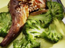 Gigollette de lapin laquée aux brocolis et oignons au sésame