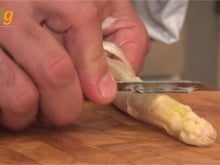 Éplucher une asperge blanche