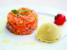 Tartare de saumon et sa glace à la moutarde