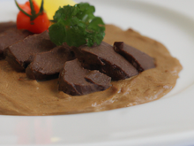 Filet d'autruche au cacao, purée oubliée