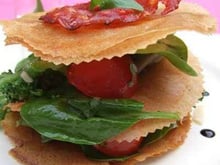 Mille-feuille de légumes printaniers croquants et une sucette de tomate cerise en habit de caramel et sésame