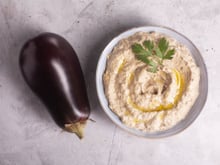 Voici le secret pour donner un délicieux goût fumé à son caviar d’aubergine !