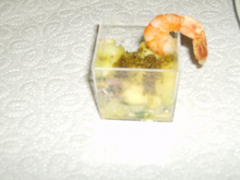 Crevettes sautées, salsa de mangue concombre fruits de la passion à l'huile de pistache