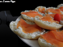 Mini faluches au saumon fumé, sauce fromage blanc