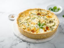 Cette quiche ultra-crémeuse aux courgettes et au fromage est le dîner parfait quand on ne sait pas quoi cuisiner ce soir