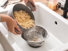 Pourquoi vous devriez arrêter de jeter l’eau bouillante des pâtes dans l’évier (et ce qu'il faut faire à la place)