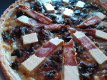 Tarte aux lardons, pruneaux et roquefort
