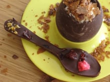 Œuf à la coque en chocolat et sa mousse de chocolat blanc-éclat de crêpe dentelle et sa cuillère chocolat noir, cranberries, nougatine et pralines roses