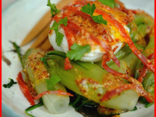 Salade tiède de chicorée Catalogne, œuf poché au piment d'Espelette et chorizo