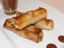 Nems pommes-bananes, coulis de chocolat chaud.