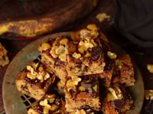 Blondie à la banane, chocolat et noix