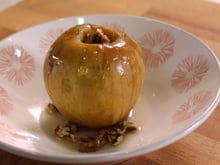 Pommes au four farcies de noix de pécan et de miel