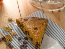 Gâteau épicé au potiron, aux noix et aux pépites de chocolat