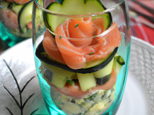 Verrine de saumon fumé, fromage sur dés de concombre