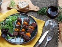 Brochettes de magret de canard du Périgord, abricot et romarin