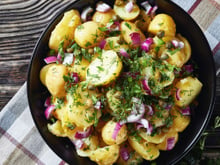 Salade de pommes de terre primeur aux oignons rouges, câpres et herbes fraîches
