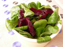 Salade de mâche, betterave et sauce légère