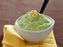 Recette pour l’apéro : voici comment réaliser une délicieuse mousse de courgette avec des tuiles de parmesan