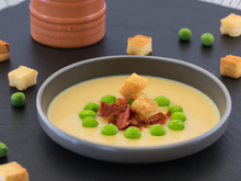 Velouté de petits pois, royale de lard fumé et biscuit croquant au piment d'espelette