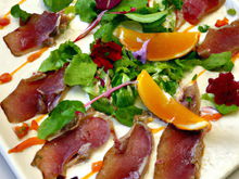 Carpaccio de canard, vinaigrette d'agrume, mesclun de salade au basilic