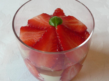 Panna cotta à la purée de fraises et citron vert, gelée de basilic