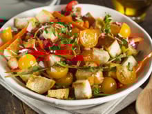 Connaissez-vous la panzanella ? Voici notre recette pour réaliser cette délicieuse salade italienne de tomates et pain !
