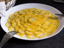 Un délicieux carpaccio de courgettes aux anchois  : la cheffe Amandine Chaignot partage sa “ recette super simple mais qui fait toujours son effet !”