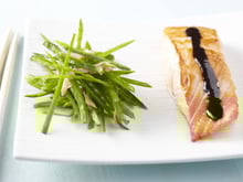 Dos de saumon laqué au miel de soja et pois gourmands croquants au gingembre